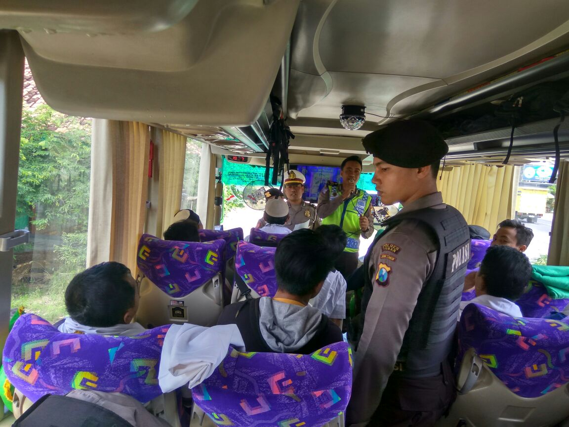 Polres Tuban Berikan Himbauan Peserta Aksi Damai Di Perbatasan Jatim-Jateng