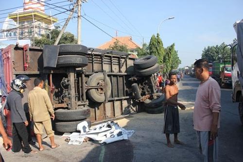 Pengatur Jalan Tewas Tertimpa Gandengan Truk