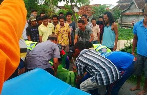 Bus Wisata Dirusak Massa Karena Seret Motor Hingga Terbakar