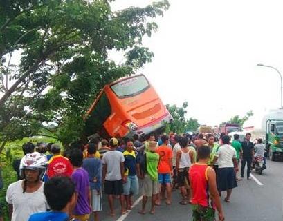 Ugal-Ugalan, Tabrak Motor, Bis Pariwisata Nyaris Dibakar Warga