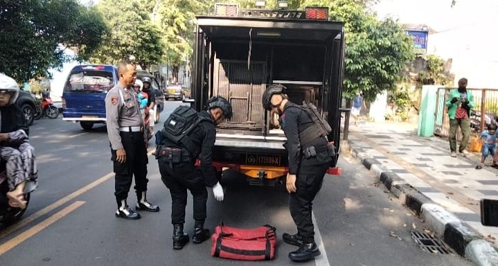 Satuan Penjinak Bom Gegana Satbrimob Polda Jatim Amankan Granat Dari Sebuah Rumah Di Tuban