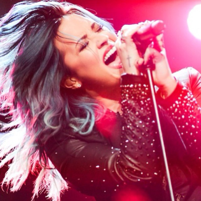 Jalani Tur Dunia, Demi Lovato Minta Bantuan Nick Jonas