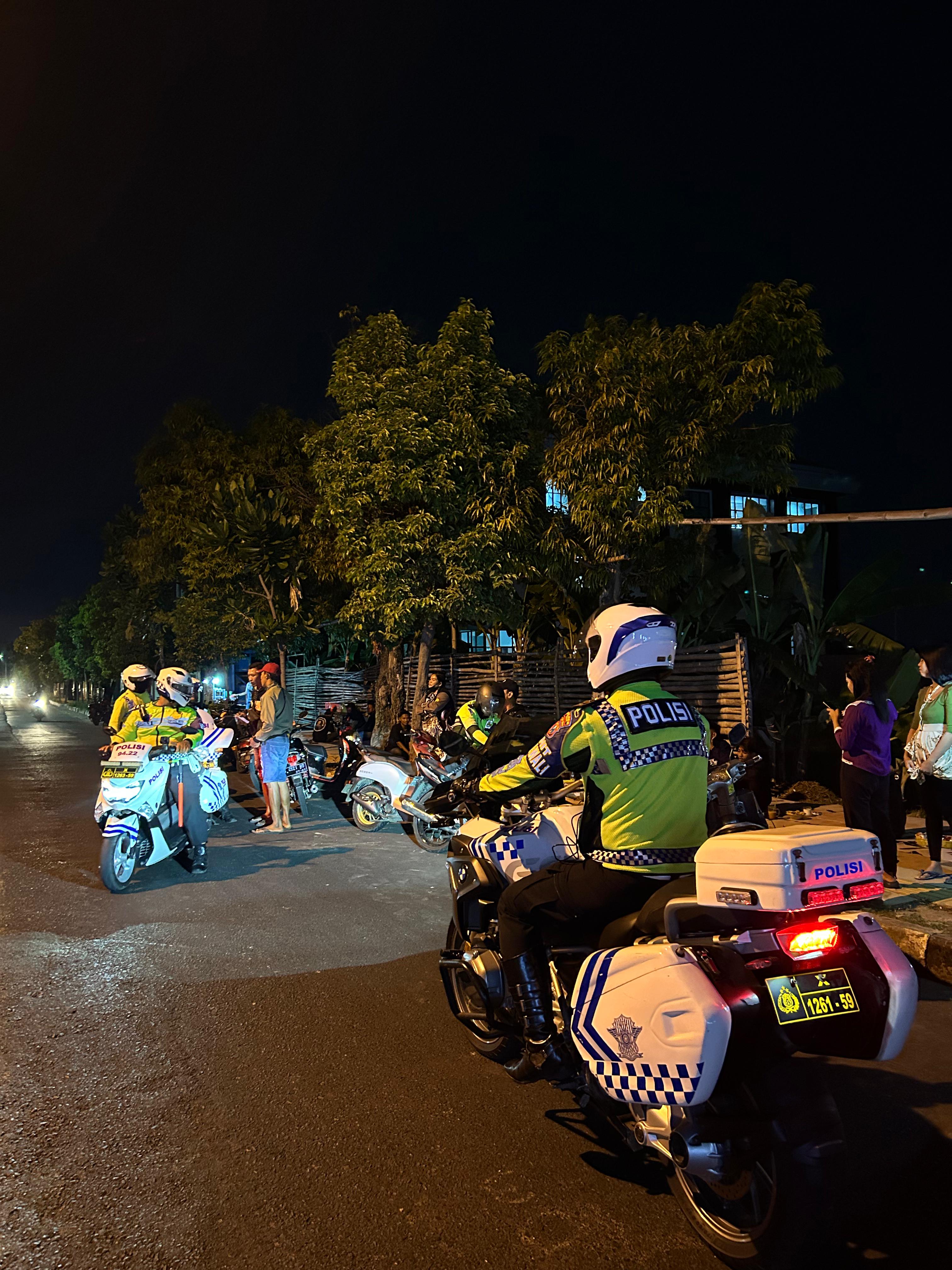 Puluhan Kendaraan Roda Dua Terjaring Patroli Hunting System. Pengendara Harus Mendorong Motornya Ke Mapolres Tuban