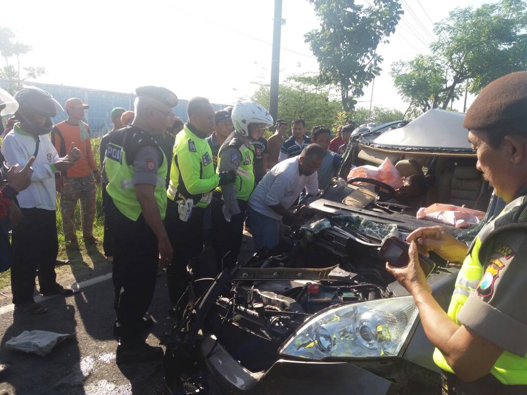 Ngebut, CRV Hantam Truck Diesel, 1 Tewas