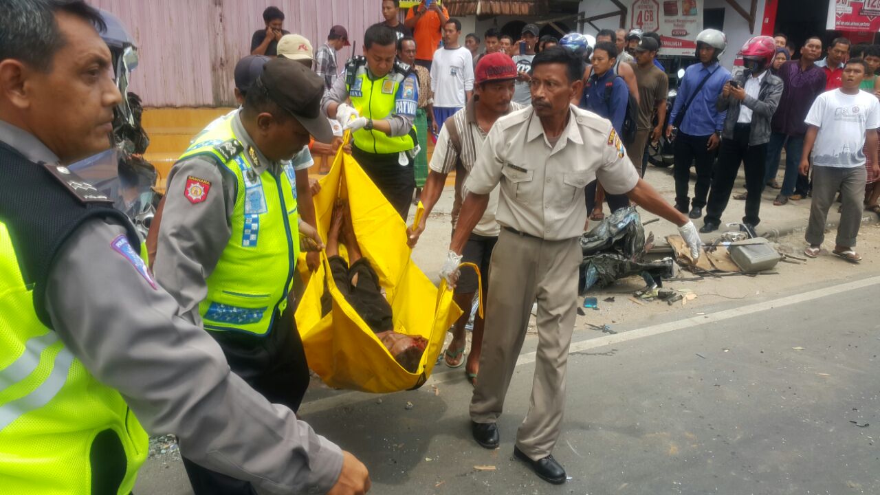 MPU Oleng Kekanan, Hantam Truck dan Motor