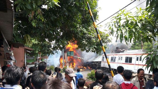 3 Orang Dikabarkan Terbakar di Kecelakaan Kereta Bintaro