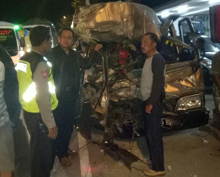 Mobil Rombongan Ziarah Wali Songo Hantam Truck Gandeng, 2 Orang Tewas