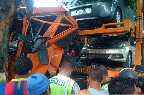 Diduga Ngantuk, Trailer Tabrak Pohon dan Motor, 1 Tewas, 1 Luka