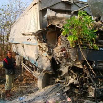 Sopir Truck Ngantuk, Tewas Terjepit