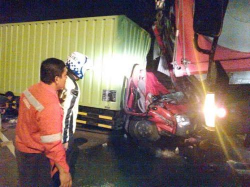 Truk Diesel Tertimpa Tronton, Sopir Tewas Terjepit