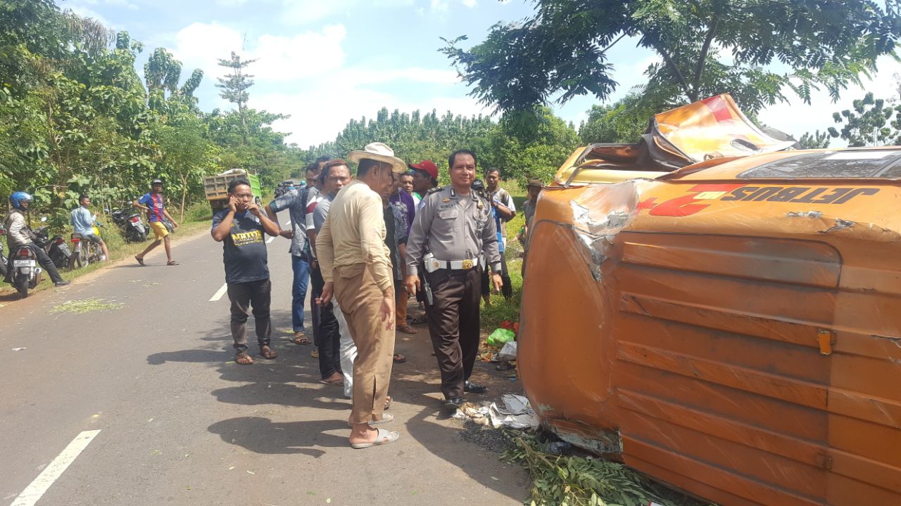 Mobil Rombongan Hajatan Pengantin Terguling, Belasan Terluka
