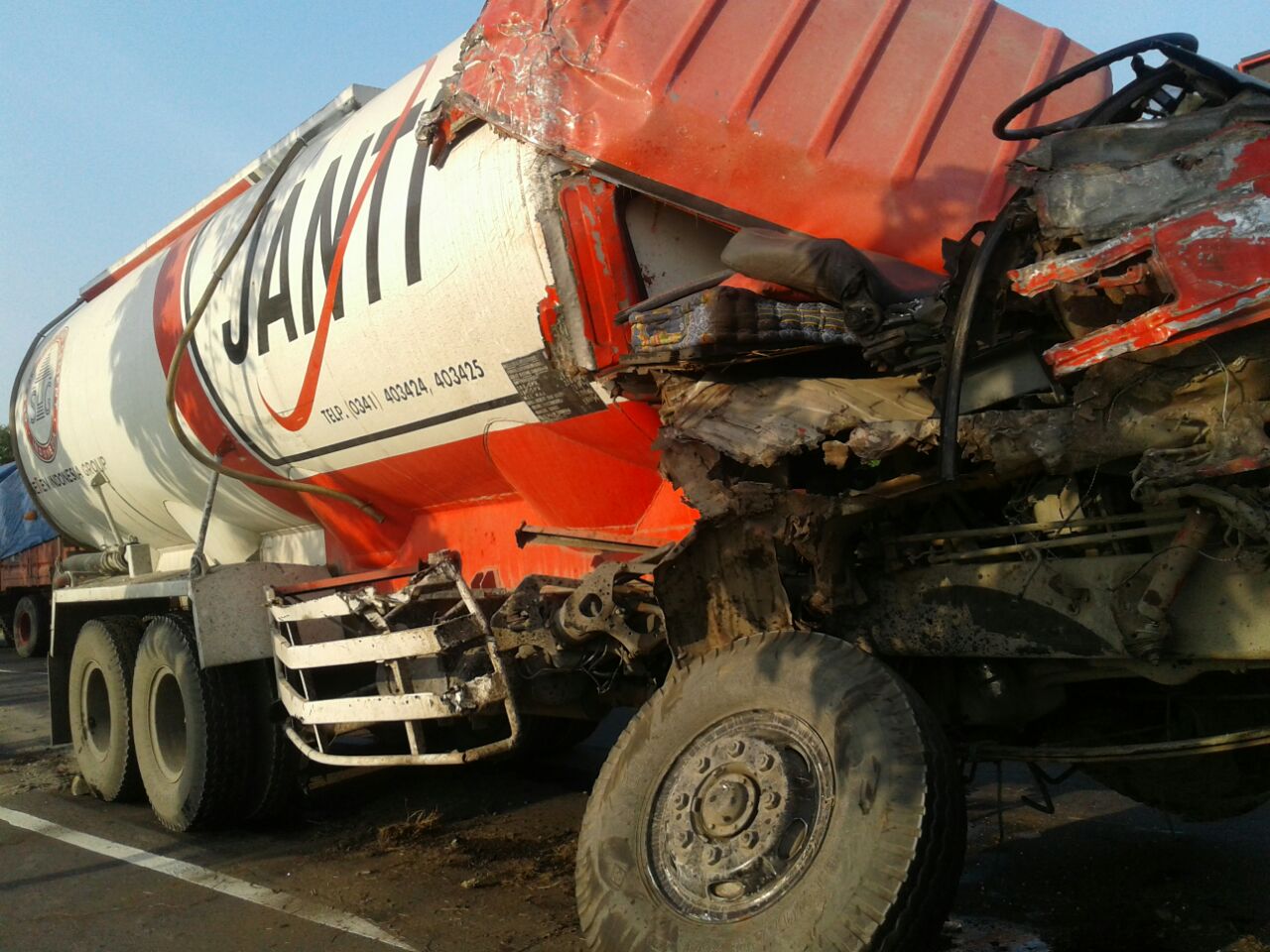 Truck Tangki Bulk Hantam Truck Fuso, 1 Tewas