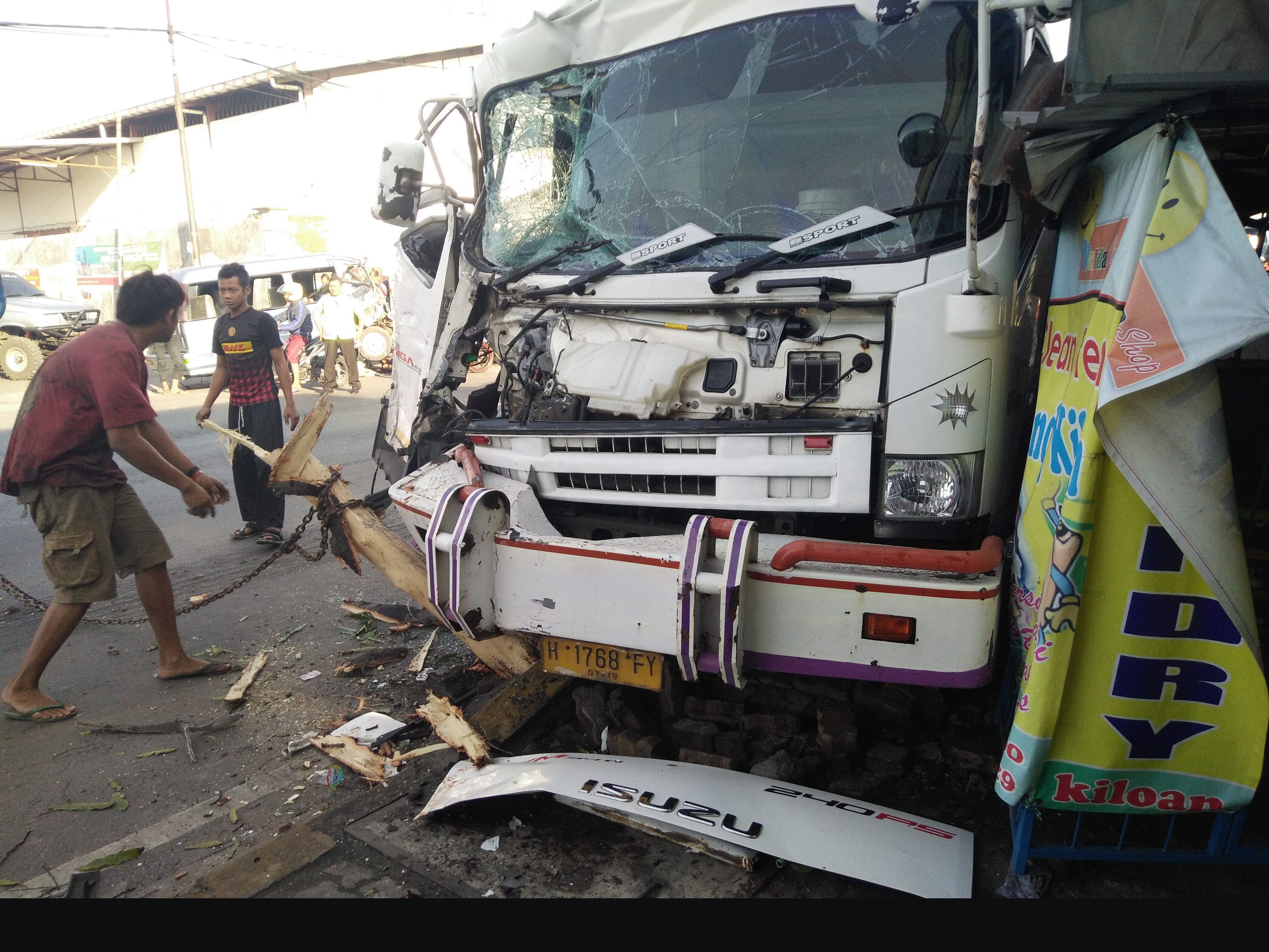 Ditabrak Tronton, Truck Hantam MPU