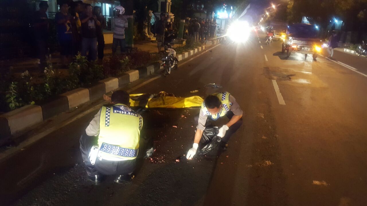 Salip Kiri, Pengendara Motor Tewas Terlindas Trailer
