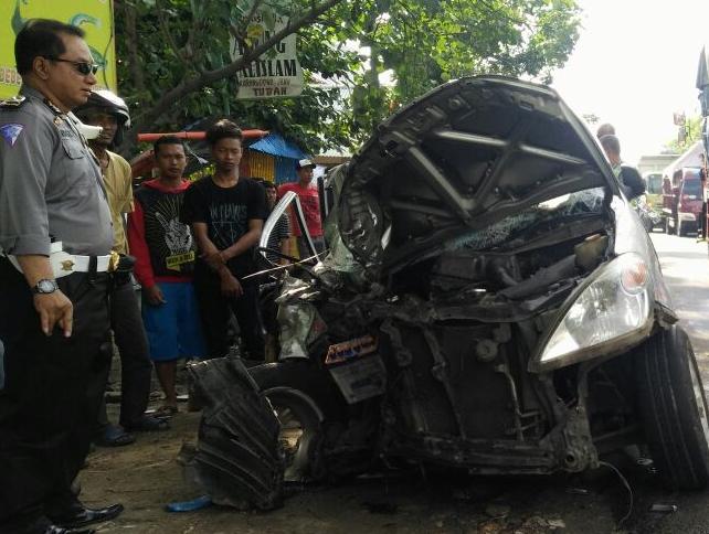 Diduga Sopir Ngantuk, Avanza Hantam Truck