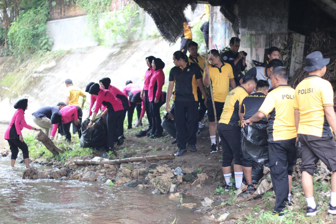 Peringati Hari Bhayangkara Ke-79, Polres Tuban Kembali Gelar Bakti Sosial Bersih-Bersih Kali Merik