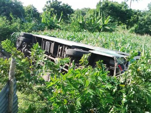 Hindari Ceceran Oli, Truck Tabrak Bus Sinar Mandiri