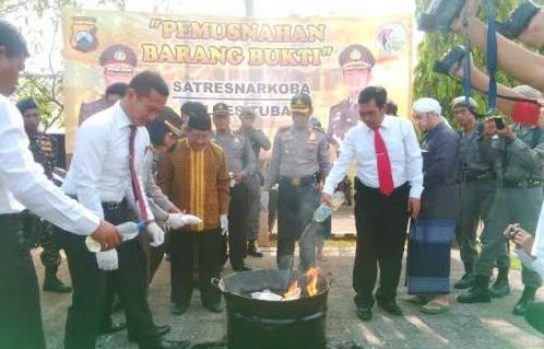 Akhir Tahun, Polres Tuban Bakar 101.500 Butir Pil Koplo