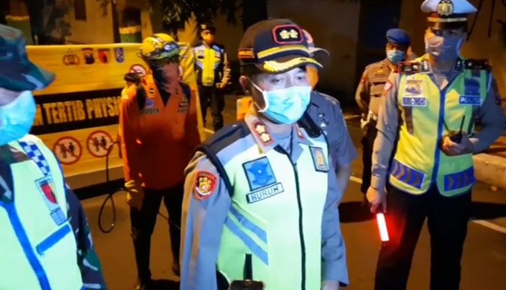 Terapkan Physical Distancing, Polres Tuban Tutup Jalan Ahmad Dahlan