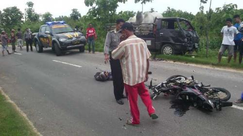 Nyalip Tak Terkendali, Mahasiswa Unirow Tewas Tabrak Pick Up